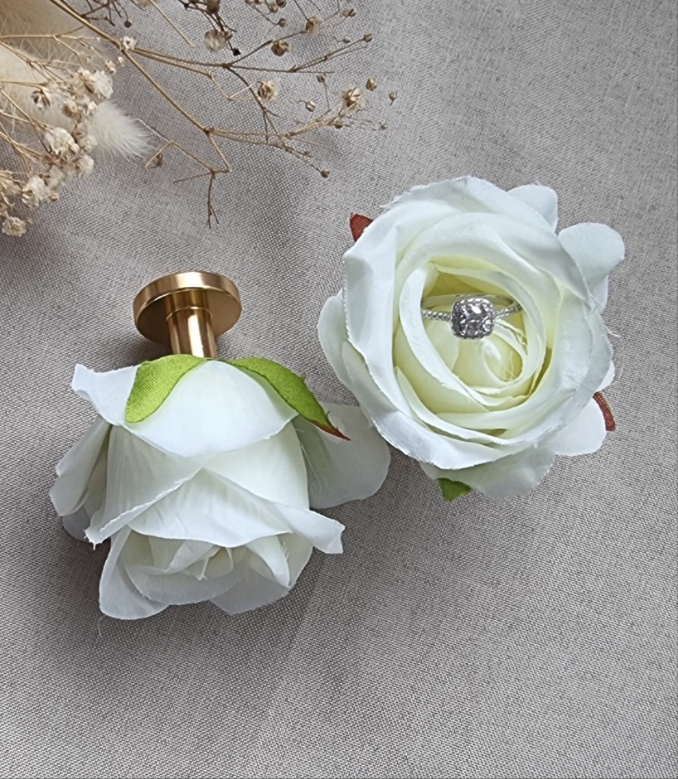 2x Ringblumenhalter in Gold Weiß