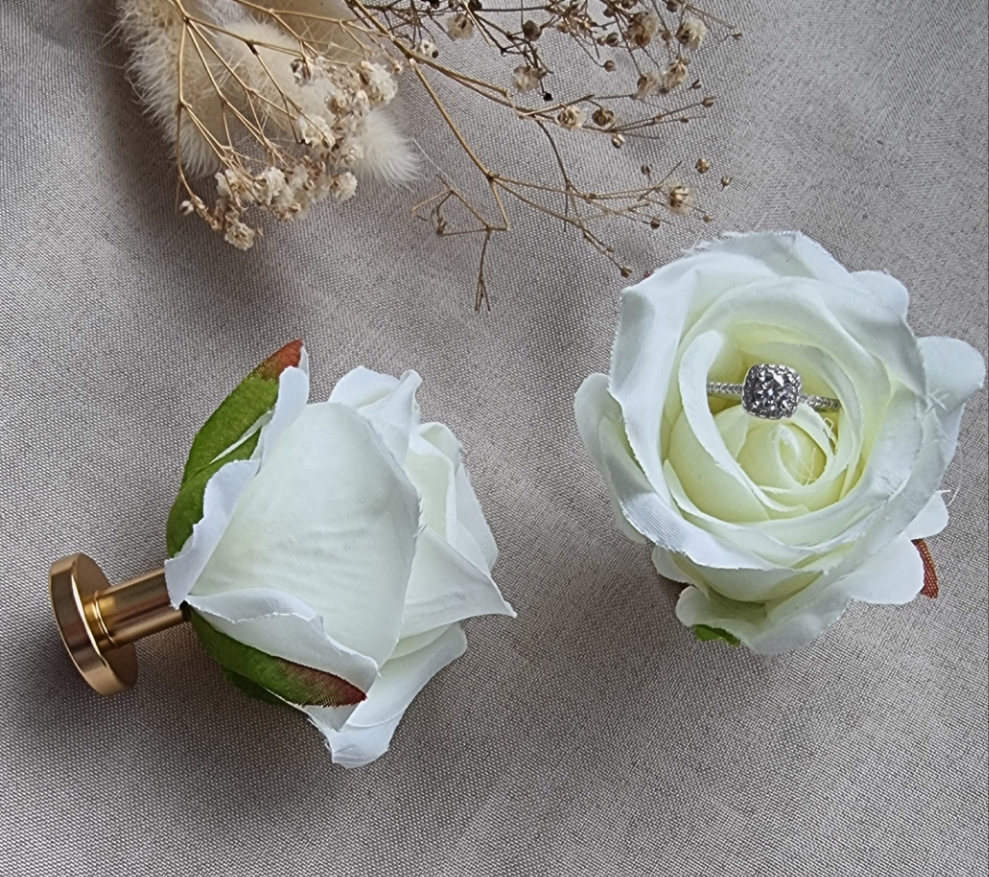 2x Ringblumenhalter in Gold Weiß